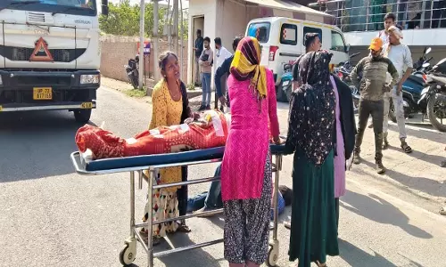 Lucknow: शराब के नशे में ऑपरेशन कर बैठा डॉक्टर, मरीज की मौत ; परिजनों ने कार्रवाई की मांग Lucknow: शराब के नशे में ऑपरेशन कर बैठा डॉक्टर, मरीज की मौत ; परिजनों ने कार्रवाई की मांग