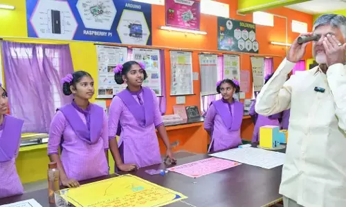 CM ने छात्रों की उनके नए आविष्कारों के लिए सराहना की