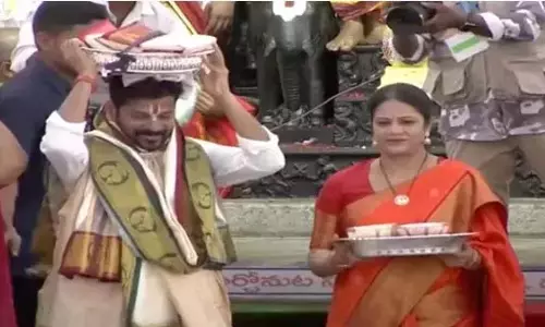 CM रेवंत ने भद्राचलम में सीतारामचंद्र स्वामी को रेशम के वस्त्र अर्पित किए