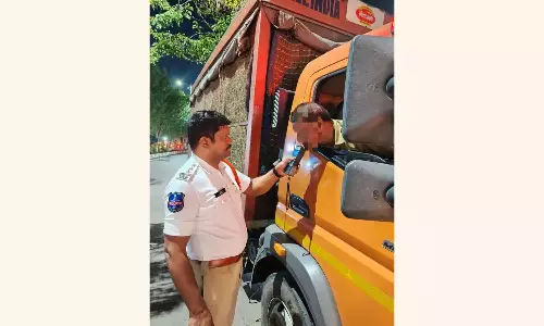 Cyberabad में सप्ताहांत में शराब पीकर गाड़ी चलाने के आरोप में 284 लोग पकड़े गए Cyberabad में सप्ताहांत में शराब पीकर गाड़ी चलाने के आरोप में 284 लोग पकड़े गए