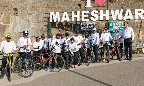 इंदौर DAVV साइकिल रैली ने अहिल्याबाई होल्कर की 300वीं जयंती मनाई इंदौर DAVV साइकिल रैली ने अहिल्याबाई होल्कर की 300वीं जयंती मनाई