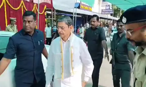 Tamil राज्यपाल ने नए पंबम ब्रिज के उद्घाटन से पहले स्वामी मंदिर का दौरा किया Tamil राज्यपाल ने नए पंबम ब्रिज के उद्घाटन से पहले स्वामी मंदिर का दौरा किया