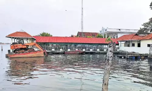 Kerala: बिना किसी चेतावनी के नाव सेवा रद्द कर दी गई, जिससे यात्रियों को परेशानी हुई Kerala: बिना किसी चेतावनी के नाव सेवा रद्द कर दी गई, जिससे यात्रियों को परेशानी हुई
