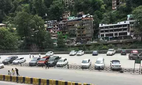 Manali में दलालों और टैक्सी चालकों ने पर्यटकों को लूटा