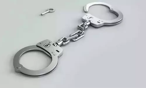 आठ लोगों से 11.5 लाख रुपए चोरी; दम्पति के विरुद्ध मामला