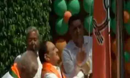 केंद्रीय मंत्री जेपी नड्डा ने पार्टी के स्थापना दिवस पर भाजपा का ध्वज फहराया केंद्रीय मंत्री जेपी नड्डा ने पार्टी के स्थापना दिवस पर भाजपा का ध्वज फहराया