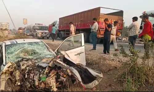 दाह संस्कार के लिए जा रहे लोगों की कार सड़क किनारे खड़े ट्रक से टकराई, चार की मौत दाह संस्कार के लिए जा रहे लोगों की कार सड़क किनारे खड़े ट्रक से टकराई, चार की मौत