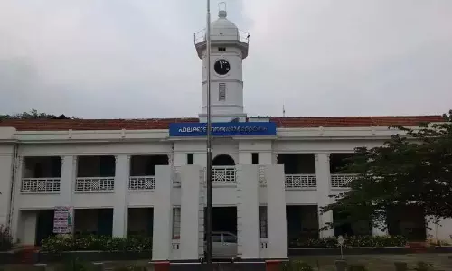 नगर निगम के कब्रिस्तान गैर-कार्यात्मक हैं; 24 घंटे तक शव के साथ इंतजार किया