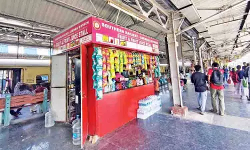 Chennai: रेलवे प्लेटफॉर्म पर शीतल पेय बेचने वाले अधिक कीमत वसूल रहे