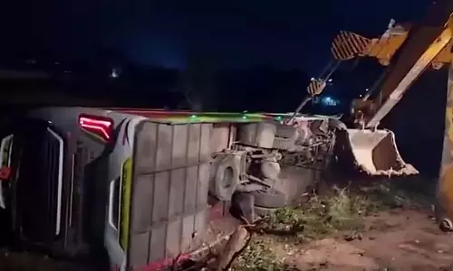 Odisha में पर्यटक बस पलटने से बांग्लादेशी नागरिक की मौत, 15 अन्य घायल Odisha में पर्यटक बस पलटने से बांग्लादेशी नागरिक की मौत, 15 अन्य घायल