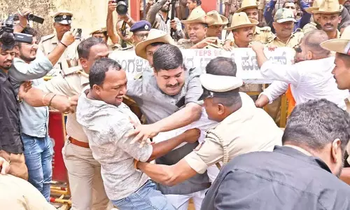 जेल में जैमर के इस्तेमाल के खिलाफ BJP का प्रदर्शन