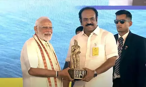 मंत्री थंगम थेन्नारासु ने PM Modi को तिरुवल्लुवर की एक मूर्ति उपहार में दी