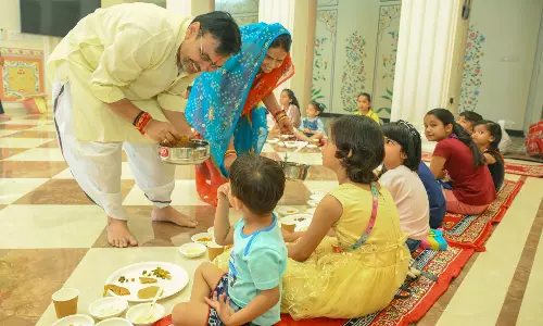 Jaipur: मुख्यमंत्री शर्मा ने नवमी पर कन्याओं का पूजन कर उन्हें भोजन ग्रहण करवाया Jaipur: मुख्यमंत्री शर्मा ने नवमी पर कन्याओं का पूजन कर उन्हें भोजन ग्रहण करवाया