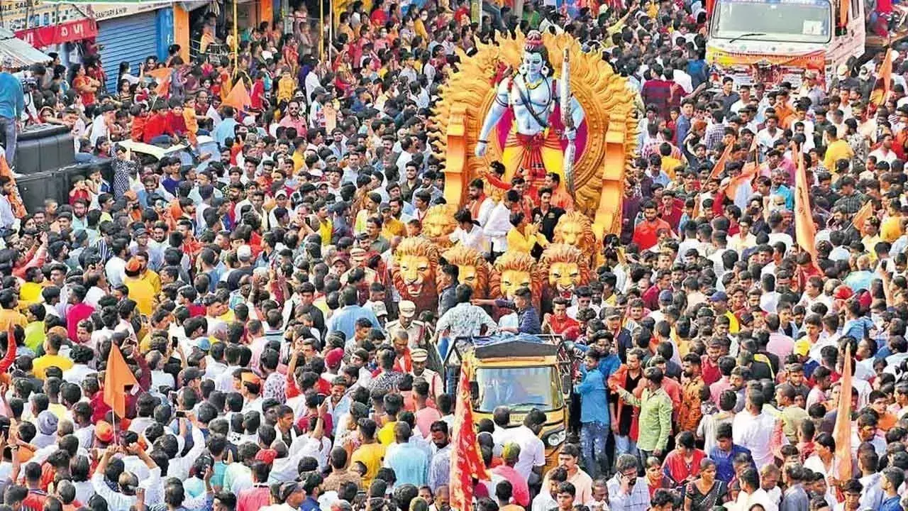 Telangana: भक्तिमय उत्साह के बीच श्री राम नवमी शोभा यात्रा शुरू Telangana: भक्तिमय उत्साह के बीच श्री राम नवमी शोभा यात्रा शुरू