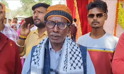 अयोध्या: रामनवमी पर उल्लास, इकबाल अंसारी ने श्रद्धालुओं पर बरसाए पुष्प