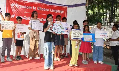 स्कूलों में Telugu अनिवार्यता के फैसले के खिलाफ अभिभावकों और छात्रों का विरोध स्कूलों में Telugu अनिवार्यता के फैसले के खिलाफ अभिभावकों और छात्रों का विरोध