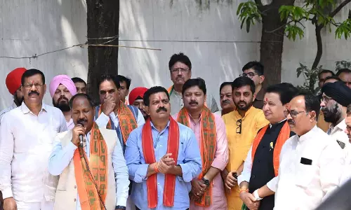भाजपा स्थापना दिवस पर रायपुर के एकात्म परिसर में ध्वजारोहण