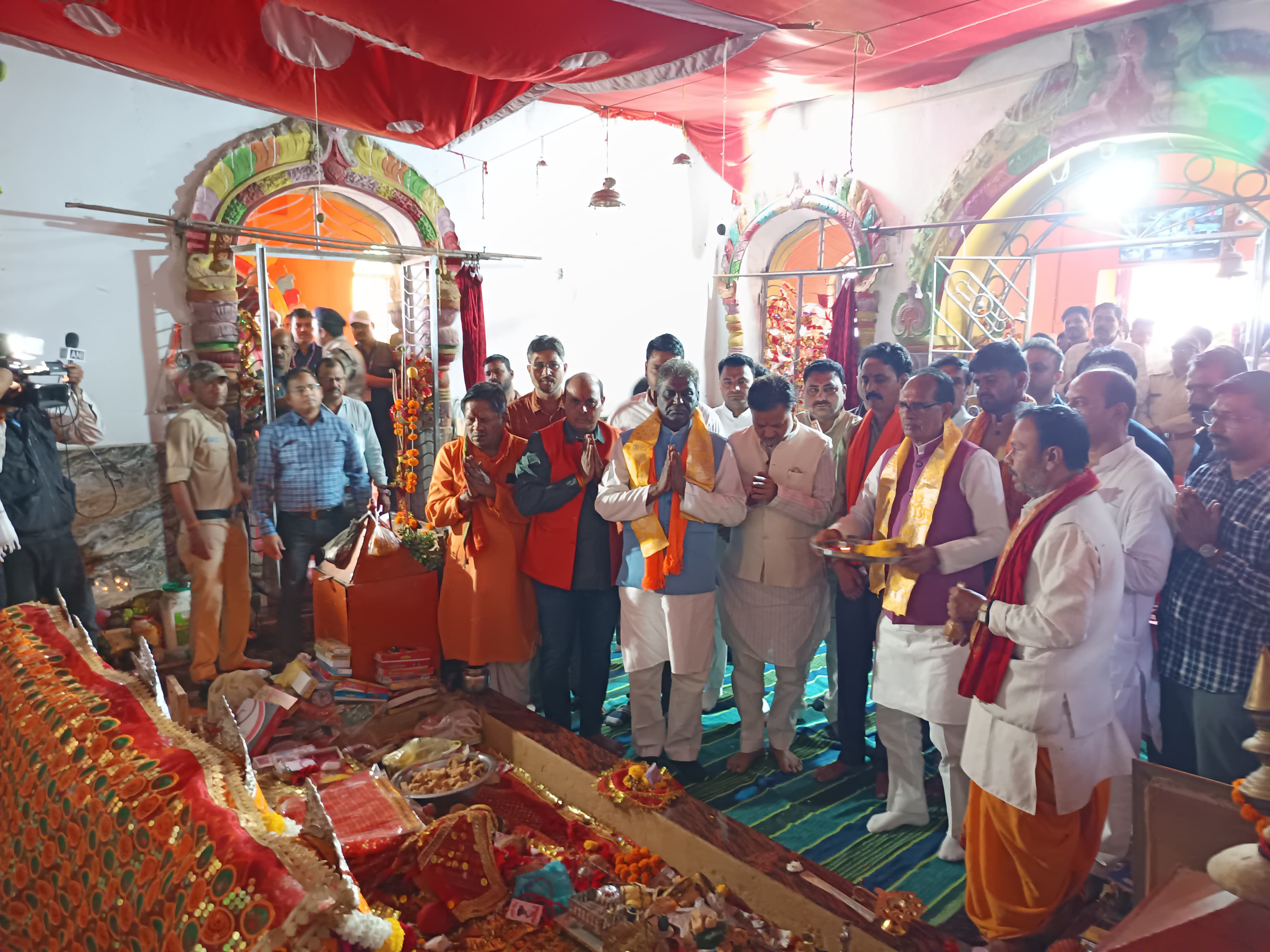 शिवराज सिंह चौहान पहुंचे छौले वाली मैय्या के शरण में कन्या पूजन कर किया पौध रोपण