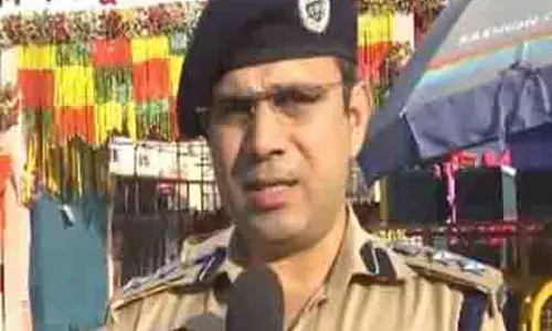 रामनवमी पर UP के मंदिरों में उमड़ी श्रद्धालुओं की भीड़, प्रशासन ने सुनिश्चित किया उत्सव सुचारू रूप से सम्पन्न