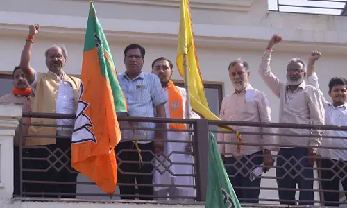 भाजपा स्थापना दिवस पर सांसद बृजमोहन अग्रवाल ने फहराया ध्वज, दी शुभकामनाएं