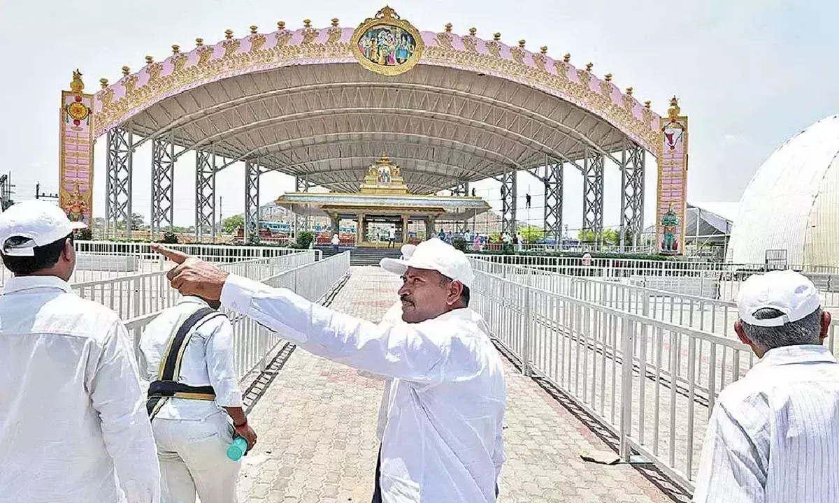 Andhra: प्रत्येक भक्त को तालंबरलु, अन्नप्रसादम प्रदान किया जाएगा Andhra: प्रत्येक भक्त को तालंबरलु, अन्नप्रसादम प्रदान किया जाएगा