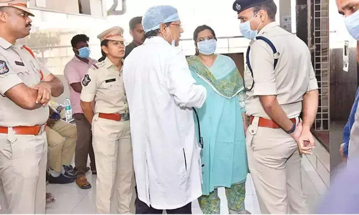 Andhra: अज्ञात लोगों ने घर में घुसकर 18 वर्षीय लड़की पर चाकू से हमला किया