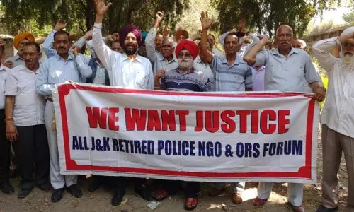 Jammu: सेवानिवृत्त पुलिस कर्मियों ने वेतन विसंगति के खिलाफ प्रदर्शन किया