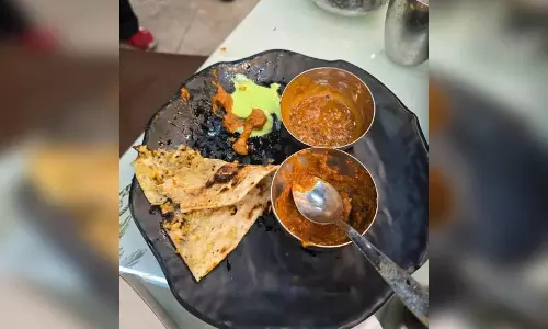 मशहूर ढाबे के शाकाहारी खाने में निकली हड्डियां, परिवार हैरान और दुखी