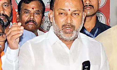 हर राशन की दुकान पर मोदी की फोटो लगनी चाहिए: Bandi Sanjay हर राशन की दुकान पर मोदी की फोटो लगनी चाहिए: Bandi Sanjay