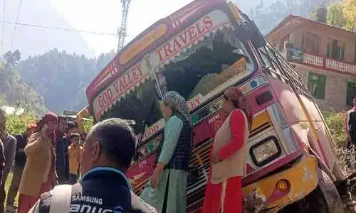 Kullu: तीर्थन घाटी में बस के सड़क से उतरने से 50 लोग बाल-बाल बचे