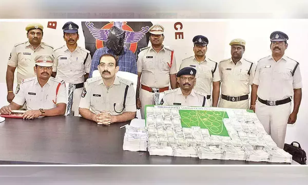 Andhra: एक व्यक्ति गिरफ्तार, 75.5 लाख रुपये की लूट बरामद