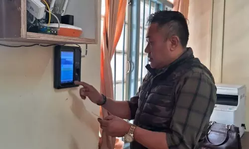 Sikkim : गेजिंग वन अधिकारियों ने बायोमेट्रिक उपस्थिति प्रणाली, ‘नागरिक चार्टर’ शुरू