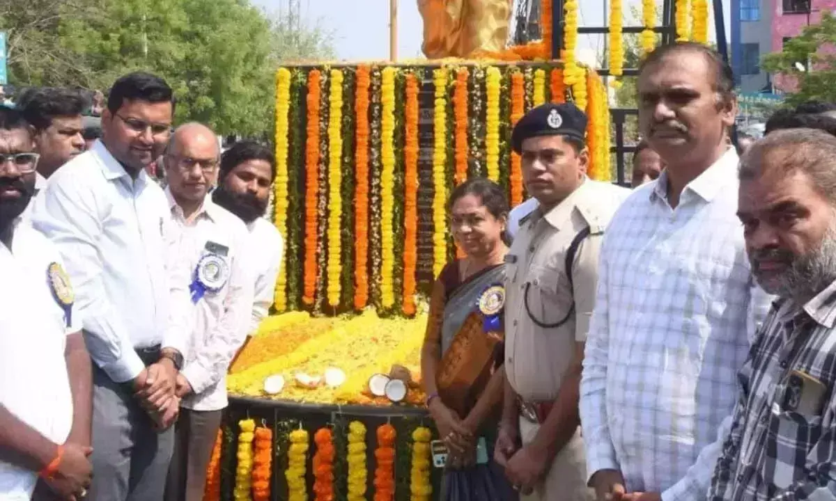 कलेक्टर ने डॉ. बाबू जगजीवन राम को 118वीं जयंती पर भावभीनी श्रद्धांजलि अर्पित की कलेक्टर ने डॉ. बाबू जगजीवन राम को 118वीं जयंती पर भावभीनी श्रद्धांजलि अर्पित की