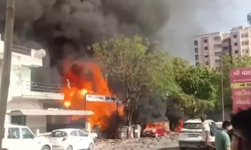 Ahmedabad: जीवराज पार्क में AC गोदाम में लगी आग, दो लोगों की मौत Ahmedabad: जीवराज पार्क में AC गोदाम में लगी आग, दो लोगों की मौत