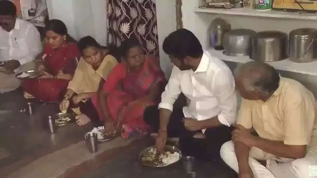 CM रेवंत रेड्डी ने सरपाका में लाभार्थी के घर जाकर मध्याह्न भोजन बांटा