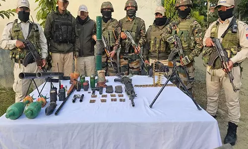 Manipur पुलिस ने इंफाल पूर्व में हथियारों का जखीरा जब्त किया Manipur पुलिस ने इंफाल पूर्व में हथियारों का जखीरा जब्त किया