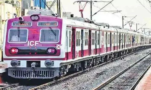 MMTS के महिला कोचों में इमरजेंसी टॉक बैक यूनिट के बारे में जागरूकता कार्यक्रम आयोजित MMTS के महिला कोचों में इमरजेंसी टॉक बैक यूनिट के बारे में जागरूकता कार्यक्रम आयोजित