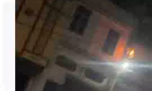 बिजली वितरण कंपनी की बड़ी लापरवाही, धूं धूं कर जलते रही केबल, सूचना के बावजूद आधे घंटे बाद पहुंचा सुधार अमला बिजली वितरण कंपनी की बड़ी लापरवाही, धूं धूं कर जलते रही केबल, सूचना के बावजूद आधे घंटे बाद पहुंचा सुधार अमला