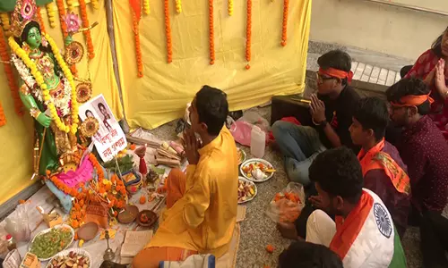 प्रशासन के प्रतिबंध को दरकिनार कर छात्रों ने जादवपुर विश्वविद्यालय परिसर में रामनवमी पूजा का किया आयोजन प्रशासन के प्रतिबंध को दरकिनार कर छात्रों ने जादवपुर विश्वविद्यालय परिसर में रामनवमी पूजा का किया आयोजन