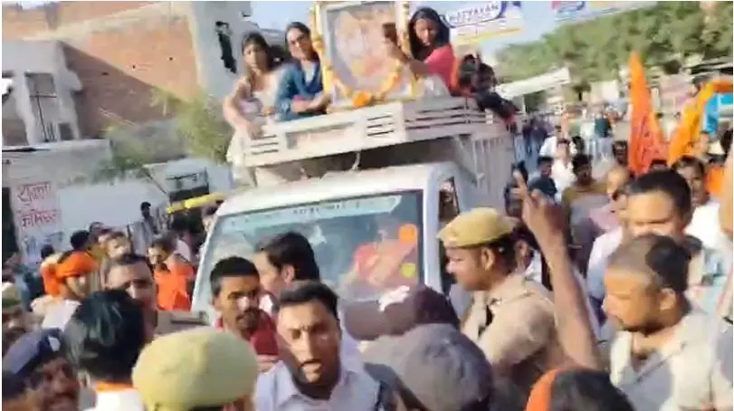 Kanpur : रामनवमी पर भारी बवाल, लोगों से झड़प Kanpur : रामनवमी पर भारी बवाल, लोगों से झड़प