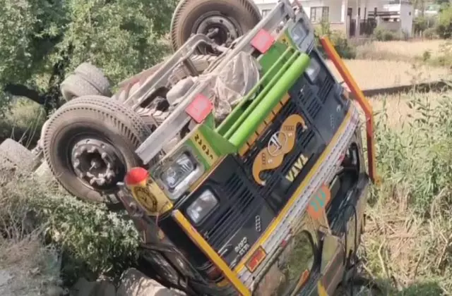 Jammu-Kashmir: ट्रक चालक समेत पूल से नीचे गिरा Jammu-Kashmir: ट्रक चालक समेत पूल से नीचे गिरा