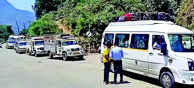 श्रीनगर-जम्मू राष्ट्रीय राजमार्ग यातायात के लिए खुला, वाहनों की आवाजाही धीमी श्रीनगर-जम्मू राष्ट्रीय राजमार्ग यातायात के लिए खुला, वाहनों की आवाजाही धीमी