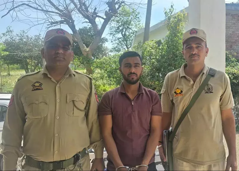 जम्मू-कश्मीर के उधमपुर में वांछित गैंगस्टर गिरफ्तार जम्मू-कश्मीर के उधमपुर में वांछित गैंगस्टर गिरफ्तार