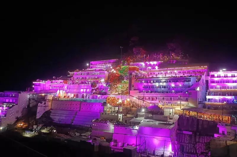 चैत्र नवमी पर वैष्णो देवी मंदिर में भक्तों की लंबी कतारें चैत्र नवमी पर वैष्णो देवी मंदिर में भक्तों की लंबी कतारें