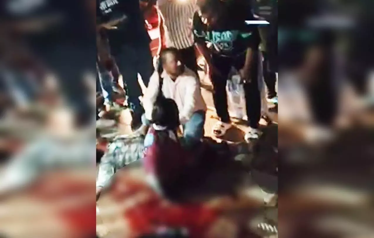लड़की पर चाकुओं से ताबड़तोड़ वार, सिरफिरे आशिक ने बहाया खून, भारी भीड़ एकत्रित हुई लड़की पर चाकुओं से ताबड़तोड़ वार, सिरफिरे आशिक ने बहाया खून, भारी भीड़ एकत्रित हुई