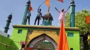 Prayagraj: भगवा झंडे लेकर दरगाह के गेट पर चढ़े कुछ युवक,लगाए नारे Prayagraj: भगवा झंडे लेकर दरगाह के गेट पर चढ़े कुछ युवक,लगाए नारे