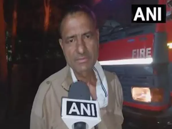 Delhi के संजय झील के कूड़े के ढेर में आग लगने के बाद आठ दमकल गाड़ियां तैनात Delhi के संजय झील के कूड़े के ढेर में आग लगने के बाद आठ दमकल गाड़ियां तैनात