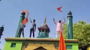 Prayagraj में भगवा झंडा लेकर दरगाह गेट पर चढ़े युवकों का वीडियो वायरल Prayagraj में भगवा झंडा लेकर दरगाह गेट पर चढ़े युवकों का वीडियो वायरल