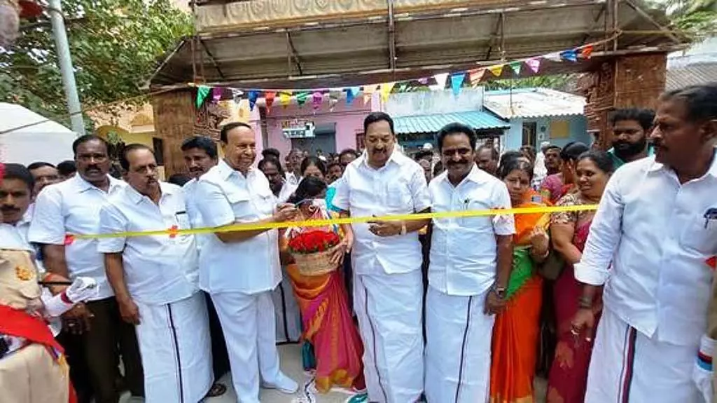 Tamil Nadu: मंत्री गांधी ने पचैयप्पन महिला कॉलेज में अपने खर्चे से सड़क बनवाई Tamil Nadu: मंत्री गांधी ने पचैयप्पन महिला कॉलेज में अपने खर्चे से सड़क बनवाई