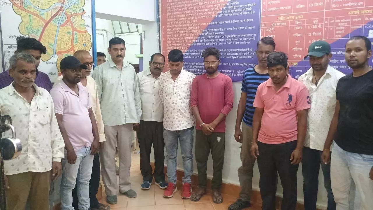 बांध के किनारे चल रहा था जुआ, पुलिस के हत्थे चढ़े 12 जुआरी बांध के किनारे चल रहा था जुआ, पुलिस के हत्थे चढ़े 12 जुआरी